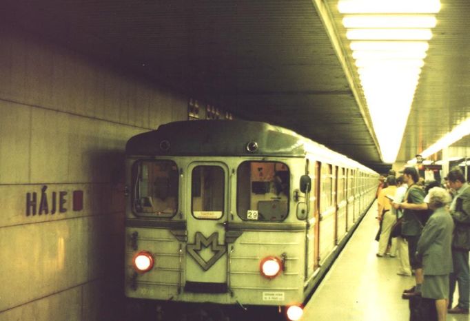 Vozy Ečs se v pražském metru objevily jako první. Mytiščinský strojírenský závod je do Prahy dodával od zprovoznění metra (1974) do roku 1977. Kritici tehdy upozorňovali, že sovětské vozy jsou zastaralé (koncepce pocházela ze 30. let) a příliš těžké (mimo jiné se kvůli nim musel zpevňovat most přes Nuselské údolí).