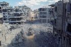 Těžká technika začala vyklízet sutiny ve městě Gaza.