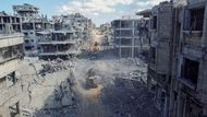 Těžká technika začala vyklízet sutiny ve městě Gaza.