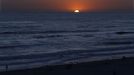 The planet Venus makes its transit across a setting sun on the Pacific Ocean in Encinitas, California June 5, 2012. The planet Venus made a slow transit across the face of the sun on Tuesday, the last such passing that will be visible from Earth for 105 years. REUTERS/Mike Blake (UNITED STATES - Tags: ENVIRONMENT SOCIETY SCIENCE TECHNOLOGY) Published: Čer. 6, 2012, 5:31 dop.