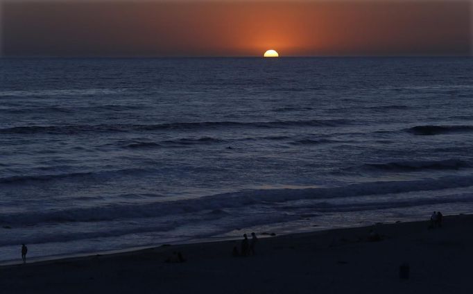 The planet Venus makes its transit across a setting sun on the Pacific Ocean in Encinitas, California June 5, 2012. The planet Venus made a slow transit across the face of the sun on Tuesday, the last such passing that will be visible from Earth for 105 years. REUTERS/Mike Blake (UNITED STATES - Tags: ENVIRONMENT SOCIETY SCIENCE TECHNOLOGY) Published: Čer. 6, 2012, 5:31 dop.