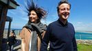 Na Větrné hůrce. David Cameron se svou ženou Samanthou během volební kampaně v britském Newquay.