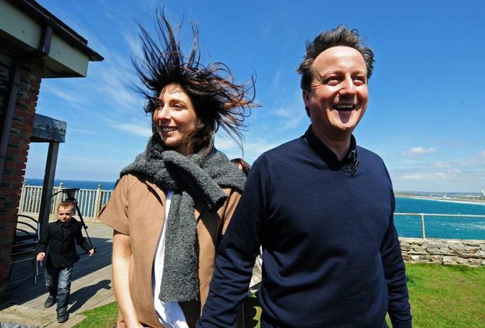 Na Větrné hůrce. David Cameron se svou ženou Samanthou během volební kampaně v britském Newquay.