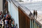 Trump pohrozil dočasným uzavřením jižní hranice. Vojákům povolil střílet na migranty