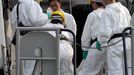 Police officials carry a body recovered from the sea after an accident in Hong Kong October 2, 2012. At least 36 people died and dozens were injured when a ferry carrying more than 120 people on a company outing collided with another ferry and sank near an island south of Hong Kong on Monday night in one of the city's worst maritime accidents. REUTERS/Tyrone Siu (CHINA - Tags: DISASTER TRANSPORT) Published: Říj. 2, 2012, 3:33 dop.