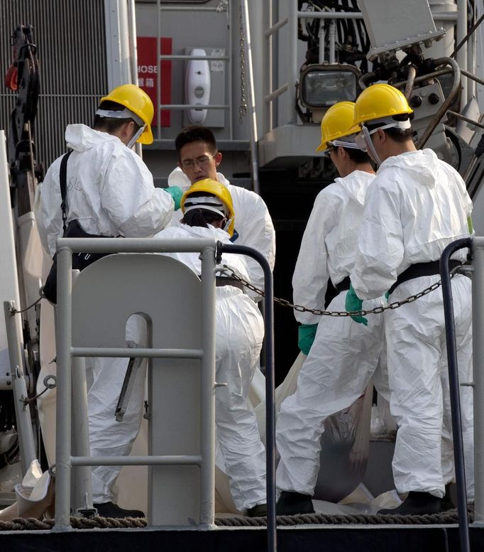 Police officials carry a body recovered from the sea after an accident in Hong Kong October 2, 2012. At least 36 people died and dozens were injured when a ferry carrying more than 120 people on a company outing collided with another ferry and sank near an island south of Hong Kong on Monday night in one of the city's worst maritime accidents. REUTERS/Tyrone Siu (CHINA - Tags: DISASTER TRANSPORT) Published: Říj. 2, 2012, 3:33 dop.