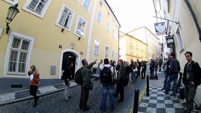 Novináři postávají před sídlem ODS na Jánském vršku v Praze.