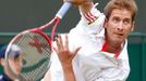 Německý tenista Florian Mayer podává na Francouze Richarda Gasqueta v osmifinále Wimbledonu 2012.