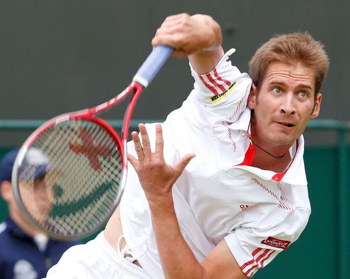 Německý tenista Florian Mayer podává na Francouze Richarda Gasqueta v osmifinále Wimbledonu 2012.