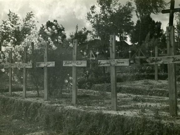 Vojenské hroby v Užhorodě na archivní fotografii.  
