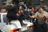 Protesty se rozšířily i do dalších měst. Do Alexandrie, Suezu, Mansúry v Nilské deltě i Adjutu na jihu země. Tři demonstranti zemřeli po zásahu policie v Suezu. V Káhiře zahynul policista, kterého zasáhl do obličeje kámen. Asi 30 lidí policie zatkla.