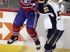 Hokejista Buffala Sabres Jochen Hecht v soubiji s obráncem Montrealu Canadiens Romanem Hamrlíkem.