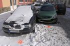 Řidička vozidla Škoda Roomster dostala v Humpolci smyk, který nezvládla a narazila do zaparkovaného osobního vozidla Škoda Octavia. Poté bylo vozidlo odraženo a narazilo do protijedoucího osobního automobilu Peugeot 307. Nehoda se obešla bez zranění. Hmotná škoda 10.000 korun.