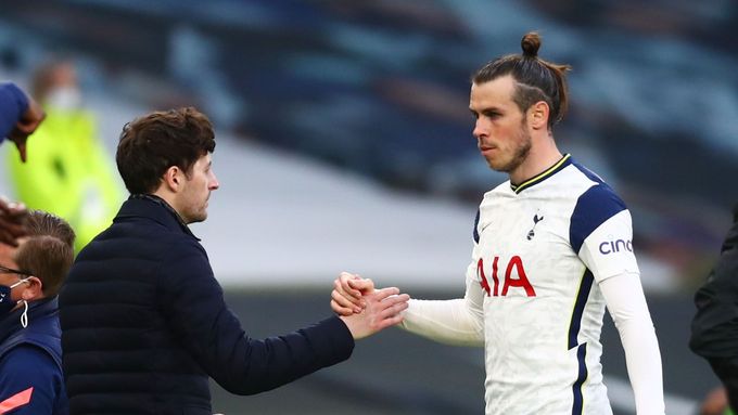 Soccer Football - Premier League - Tottenham Hotspur v Southampton - Tottenham Hotspur Stadium, London, Britain - April 21, 2021 Tottenham Hotspur's Gareth Bale shakes ha