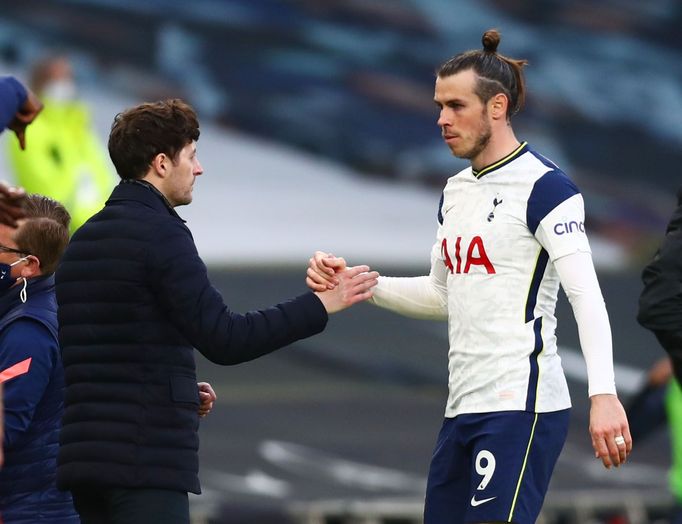 Soccer Football - Premier League - Tottenham Hotspur v Southampton - Tottenham Hotspur Stadium, London, Britain - April 21, 2021 Tottenham Hotspur's Gareth Bale shakes ha