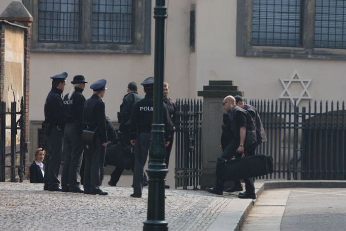 Ochranka Michelle Obamové i se svým "nářadím" vchází do Pinkasovy synagogy na Starém městě.