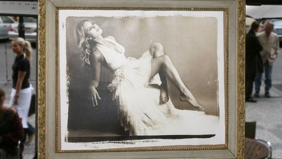 Krainová dováděla s fotografy. Slavila úspěšnou dražbu