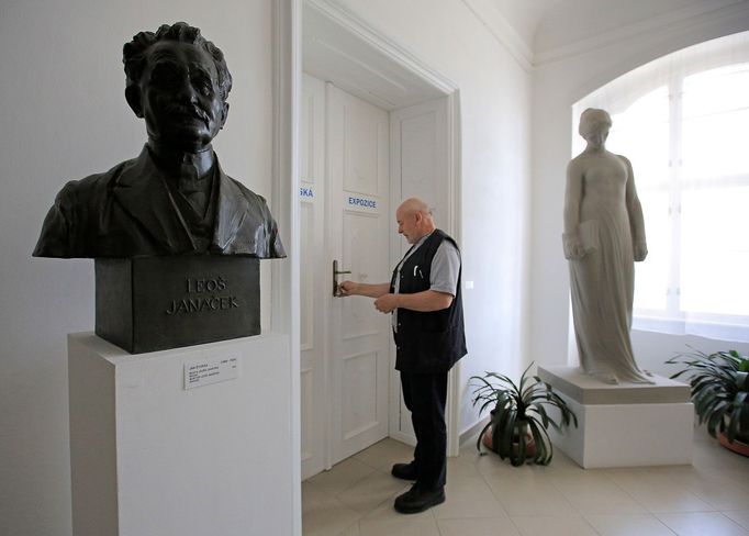 Ředitel galerie Josef Chalupa při prohlídce expozic.