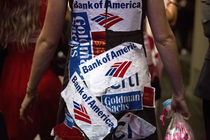 A Code Pink protester walks down the street outside the Democratic National Convention in Charlotte, North Carolina, September 4, 2012. REUTERS/Philip Scott Andrews (UNITED STATES - Tags: CIVIL UNREST POLITICS ELECTIONS) Published: Zář. 5, 2012, 12:52 dop.