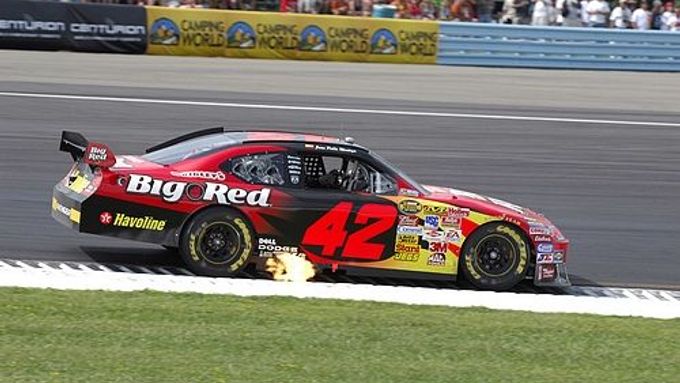 Juan Pablo Montoya se svým vozem při závodě série NASCAR na trati ve Watkins Glen.