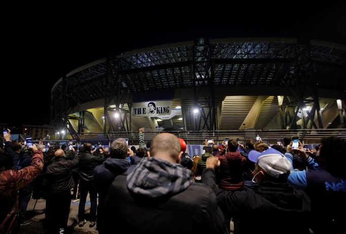 Fanoušci si připomínají památku zesnulého Diega Armanda Maradony (Neapol, stadion San Paolo)