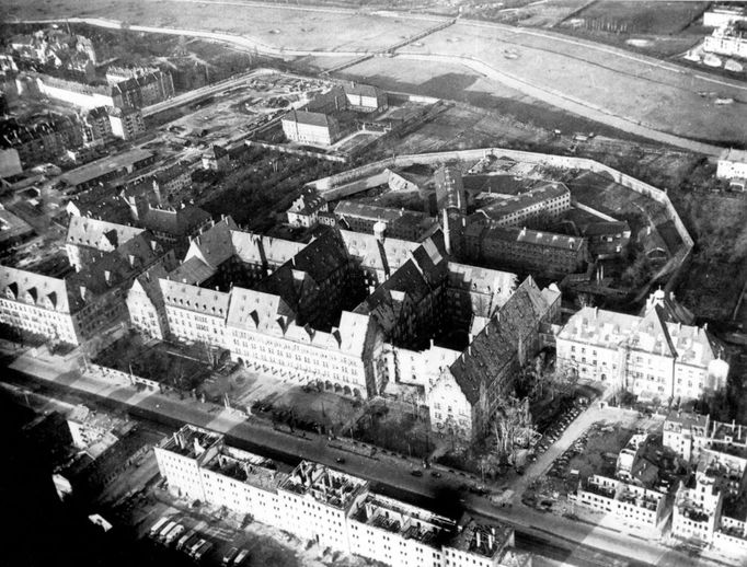 Pohled na Justiční palác v Norimberku, zima 1945/46. Tady se proces odehrával.