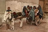 Vozík převážející arabské ženy, Káhira.