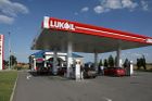 Ruský Lukoil se stahuje z Česka, jeho pumpy převezmou Maďaři
