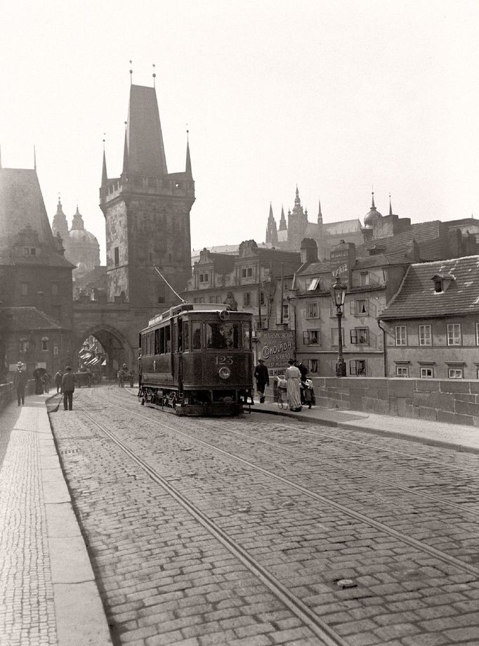 Jan Srp: Na Karlově mostě před malostranskými mosteckými věžemi, 1908, Sbírka Scheufler.