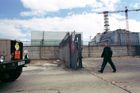 Čtvrtý blok černobylské jaderné elektrárny vybuchl 26. dubna 1986 přesně v jednu hodinu dvacet tři minut po půlnoci. Vědci vypočítali, že trosky reaktoru vyletěly více než kilometr vysoko a radioaktivní mrak zamořil velké části Evropy, zejména Běloruska, Ukrajiny a Ruska. Mnoho tisíc vojáků Rudé armády bylo použito jako živých "biorobotů" a donuceno, aby v podmínkách obrovské radiace uklízeli střechu 3. bloku od zbytků jaderného paliva. Dalších více než 600 000 takzvaných likvidátorů pracovalo při úklidových pracích a na výstavbě sarkofágu, který později přikryl havarovaný reaktor (snímek je z roku 2005). Dnes je původní komín odřezán a sarkofág překryt jakýmsi obrovským hangárem.