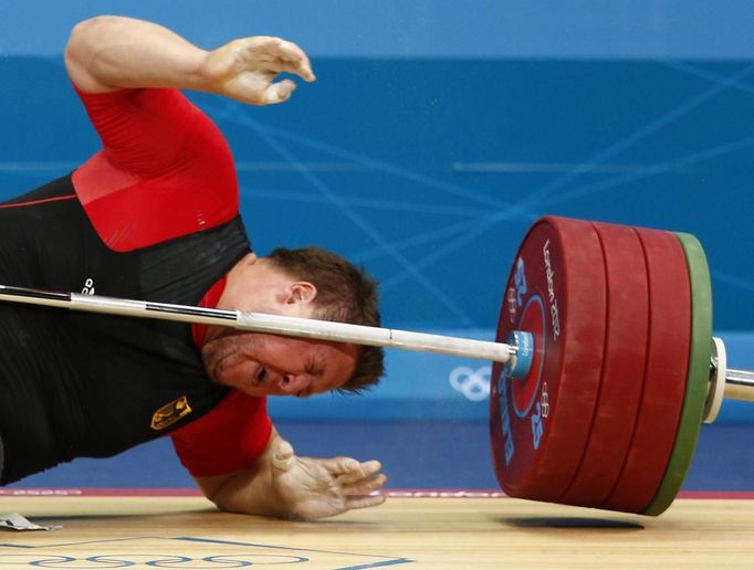 Na tvář německého vzpěrače Matthiase Steinera padá činka poté, co nezvládl své vystoupení ve váhové kategorii +105kg.