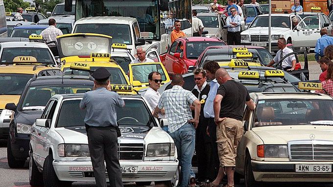 LETIŠTĚ RUZYNĚ : Taxikáři na hodinu zablokovali svými auty příjezd k terminálům.