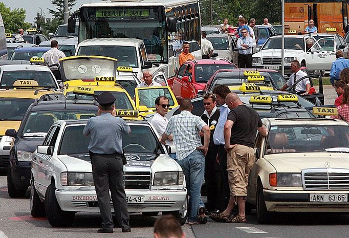 LETIŠTĚ RUZYNĚ : Taxikáři na hodinu zablokovali svými auty příjezd k terminálům.