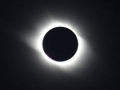 Úplné zatmění Slunce 1. srpna 2008, fotografované v Číně. Nad tělesem Měsíce, které překrývá zářící Slunce, je vidět koróna - nejvyšší část sluneční atmosféry.