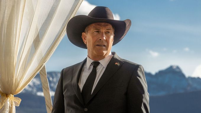 Kevin Costner hraje Johna Duttona, majitele největšího ranče ve státě Montana.