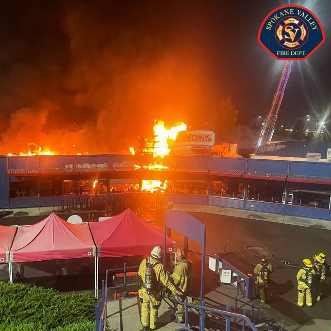 Hořící baseballový stadion Avista Stadium ve Spokane Valley ve státě Washington