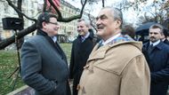 Dalším z hosů ceremoniálu byl i Karel Schwarzenberg. "Neměli bychom se sami ukájet sentimentálními vzpomínkami, nýbrž soustředit se na to, o co bojoval. Že o to musíme denně bojovat sami," uvedl kníže během setkání.