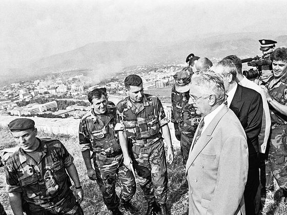 Chorvatský prezident Franjo Tudjman (v obleku) v dobytém Kninu. Uprostřed generál Ante Gotovina.