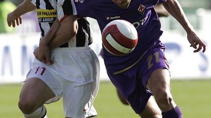 Pavel Nedvěd podstupuje souboj s kamarádem Tomášem Ujfalušim v utkání ligového kola Serie A mezi Fiorentinou a Juventusem.