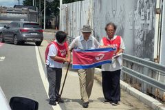Chce zemřít se svými soudruhy. 95letému veteránovi zakázali návrat do Severní Koreje