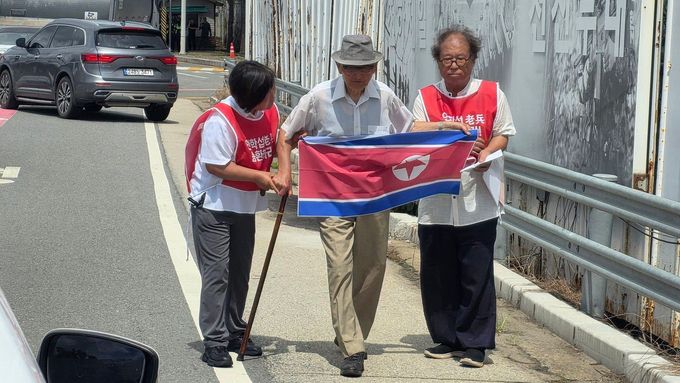 Ve středu se Anh Hak-sop neúspěšně pokusil překročit řeku Imjin do demilitarizované zóny, která odděluje Jižní a Severní Koreu. Jihokorejské úřady ho zadržely.