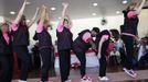 Elderly women perform before a beauty contest for elderly women in honour of Mother's Day, in Sao Paulo May 10, 2012. The event was held to promote greater self-esteem among senior citizens, according to organizer Nilton Guedes. REUTERS/Nacho Doce (BRAZIL - Tags: SOCIETY) Published: Kvě. 11, 2012, 3:30 dop.