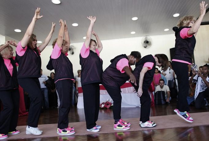 Elderly women perform before a beauty contest for elderly women in honour of Mother's Day, in Sao Paulo May 10, 2012. The event was held to promote greater self-esteem among senior citizens, according to organizer Nilton Guedes. REUTERS/Nacho Doce (BRAZIL - Tags: SOCIETY) Published: Kvě. 11, 2012, 3:30 dop.