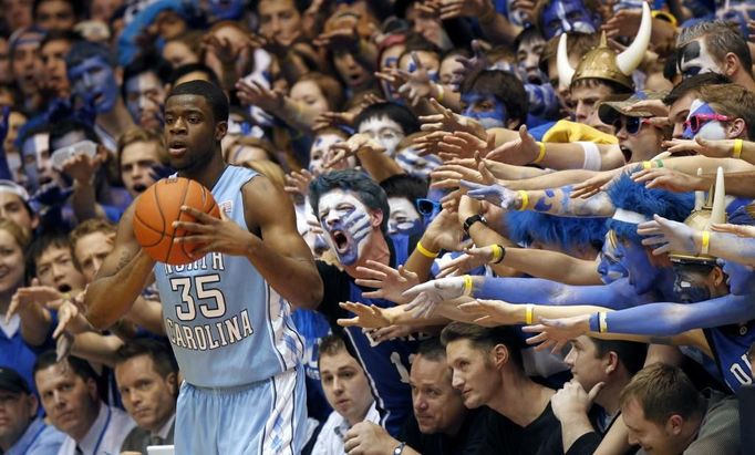 Reggie Bullock z týmu severokarolínské univerzity je evidentně miláčkem publika.