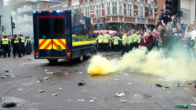 Válečná zóna v Londýně. Fanoušci Hammers napadli autobus Manchesteru United