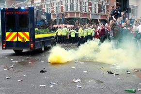 Válečná zóna v Londýně. Fanoušci Hammers napadli autobus Manchesteru United
