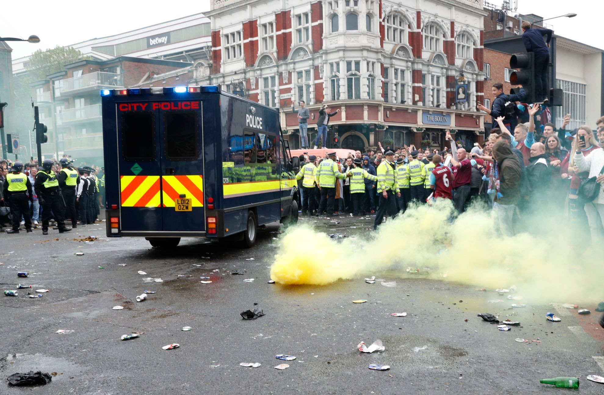 West Ham - Arsenal: bitka v ulicích před zápasem