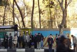 Lidé čekají před budovou bývalého amerického velvyslanectví v Teheránu na autobus