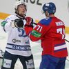 Hokejisté Dynama Moskva Alexandr Jerjomenko (brankář) a Konstantin Gorovikov brání Juraje Mikúše v utkání KHL 2012/13 proti Lvu Praha.