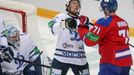 Hokejisté Dynama Moskva Alexandr Jerjomenko (brankář) a Konstantin Gorovikov brání Juraje Mikúše v utkání KHL 2012/13 proti Lvu Praha.